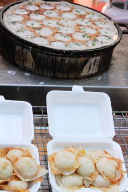 Hindistan cevizi sütü karıştırın şeker ve un, Tay tatlı