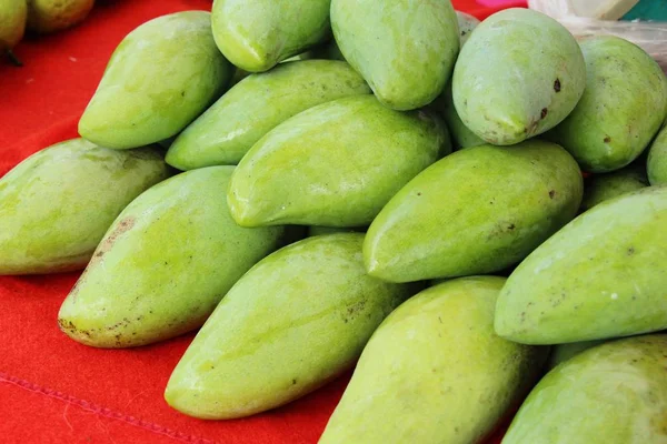 La fruta de mango es deliciosa en la comida callejera — Foto de Stock