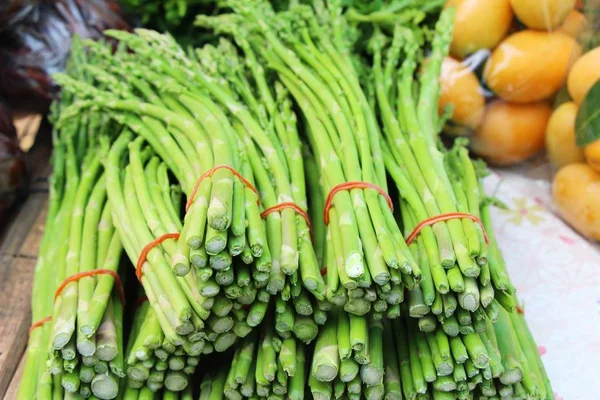 Fresh green asparagus for cooking at market — Stock Photo, Image