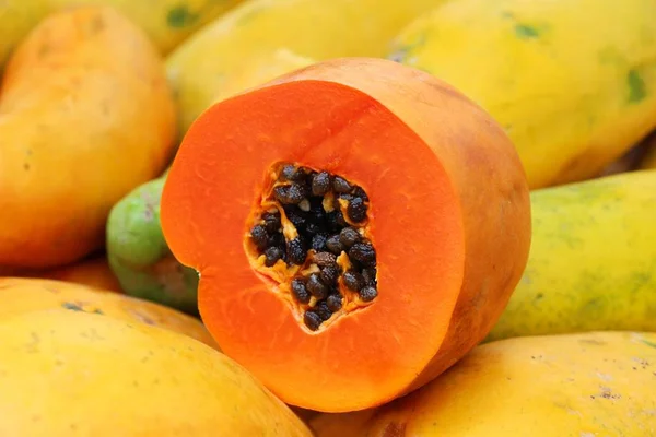 Ripe papaya is delicious in the market — Stock Photo, Image