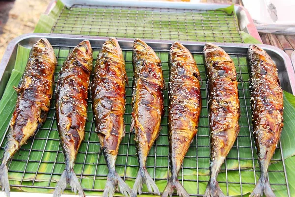 Рыба на гриле очень вкусная на рынке — стоковое фото
