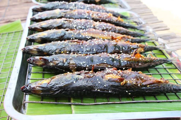 Ikan panggang sangat enak di pasaran. — Stok Foto