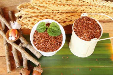 Ahşap arka plan üzerinde sağlık için keten tohumu