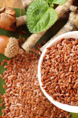 Ahşap arka plan üzerinde sağlık için keten tohumu