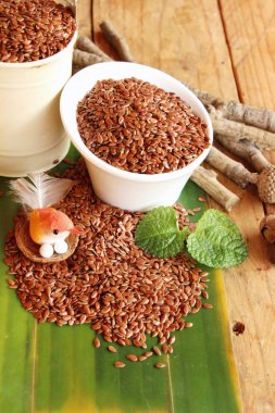 Ahşap arka plan üzerinde sağlık için keten tohumu