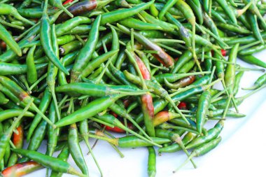 Belgili tanımlık çarşı içinde yemek pişirmek için taze biber