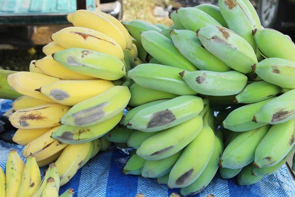 Zralý banán je vynikající na trhu — Stock fotografie