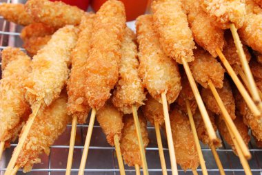 Kızarmış tavuk sokak gıda lezzetlidir