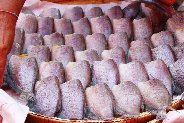 Poisson séché pour la cuisson sur le marché — Photo