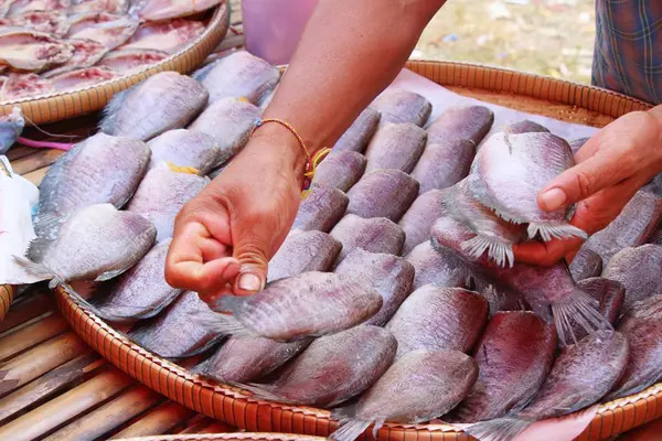 Suszone ryby do gotowania na rynku — Zdjęcie stockowe