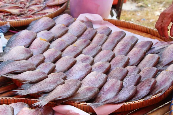 Torkad fisk för matlagning på marknaden — Stockfoto