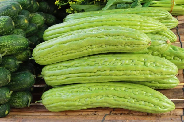 Bitter meloen kalebas voor het koken in de markt — Stockfoto