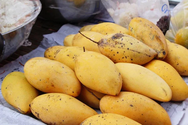 成熟的芒果果在街头美食中美味可口 — 图库照片