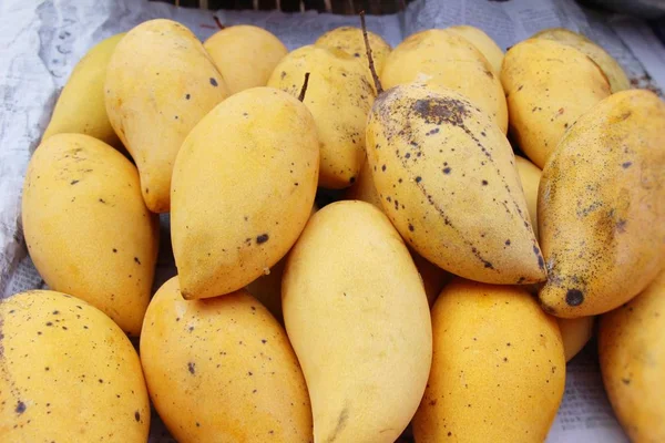 Rijpe mango vrucht heerlijk op straat eten — Stockfoto