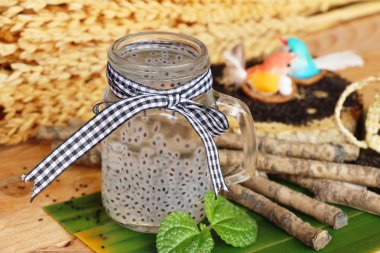 Reyhan tohumu cam lezzetli içecek