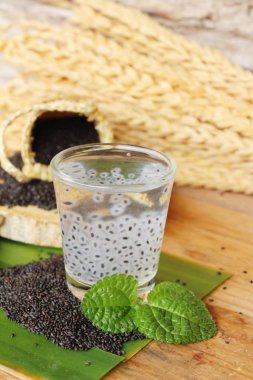 Reyhan tohumu cam lezzetli içecek