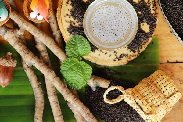 Süßes Basilikumkerngetränk im Glas lecker — Stockfoto