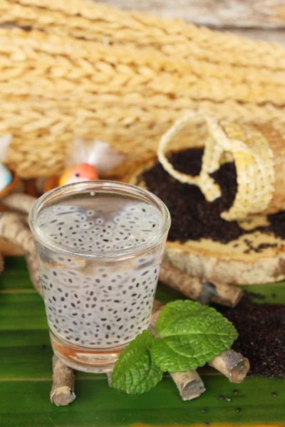 Bebida de semilla de albahaca dulce en vidrio delicioso —  Fotos de Stock