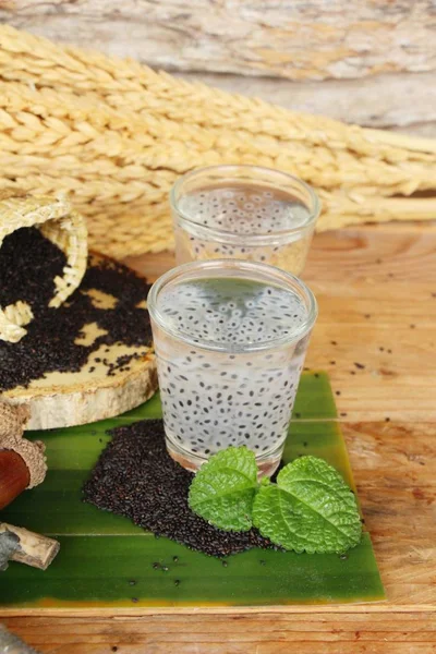 Bebida de semente de manjericão doce em vidro delicioso — Fotografia de Stock