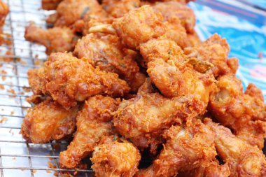 Kızarmış tavuk sokak gıda lezzetlidir