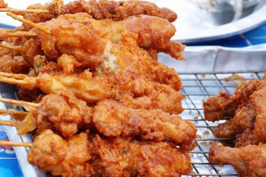 Kızarmış tavuk sokak gıda lezzetlidir