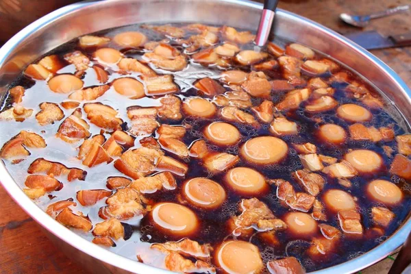 Huevo estofado con cerdo delicioso, comida china — Foto de Stock