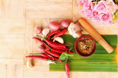 Salamura balık haşlanmış sebze ile baharatlı biber