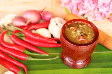 Salamura balık haşlanmış sebze ile baharatlı biber