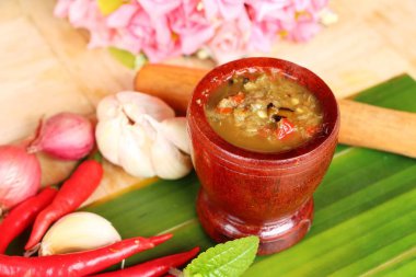 Salamura balık haşlanmış sebze ile baharatlı biber