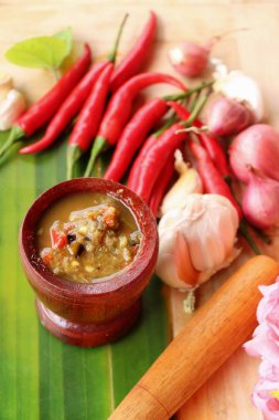 Salamura balık haşlanmış sebze ile baharatlı biber