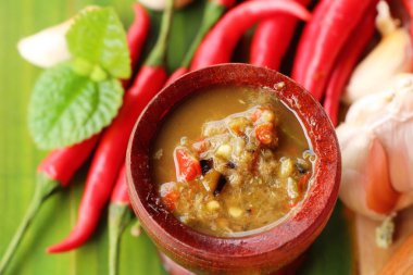 Salamura balık haşlanmış sebze ile baharatlı biber