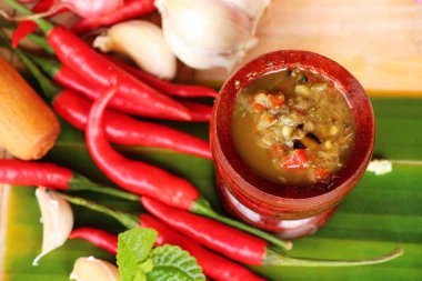 Salamura balık haşlanmış sebze ile baharatlı biber