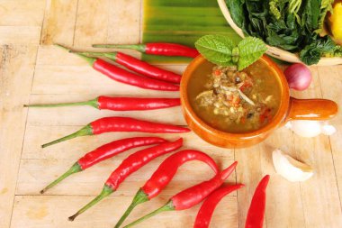 Salamura balık haşlanmış sebze ile baharatlı biber