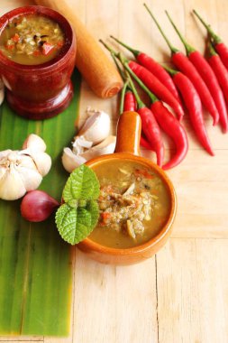 Salamura balık haşlanmış sebze ile baharatlı biber