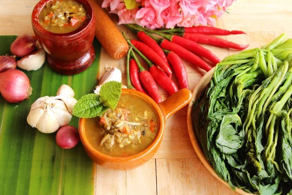 Pescado en vinagre picante con verduras hervidas — Foto de Stock