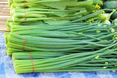 Soğan çiçek kök pazarda yemek pişirmek için