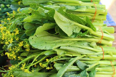 Belgili tanımlık çarşı içinde yemek pişirmek için taze choy