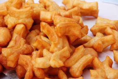 Derin kızarmış hamur lezzetli sopa içinde çarşı