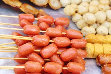 Kızarmış köfte ve sosis sokak gıda