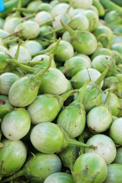 Frische Auberginen grün bio auf dem Markt — Stockfoto