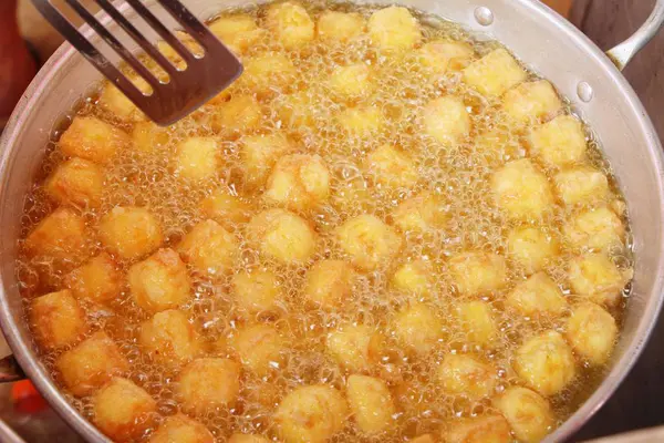 El tofu frito es delicioso en el mercado — Foto de Stock