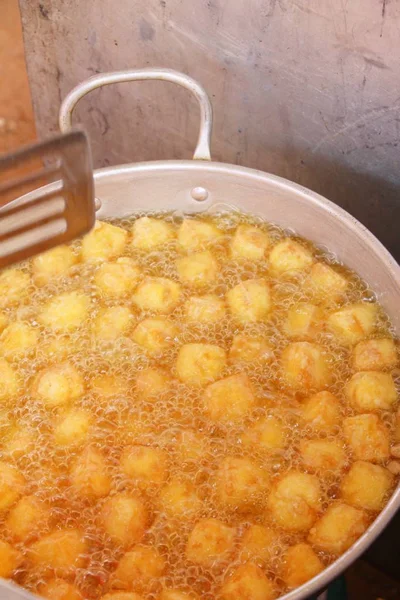 El tofu frito es delicioso en el mercado — Foto de Stock