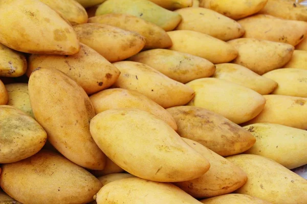 Fruits de mangue mûrs délicieux à la nourriture de rue — Photo