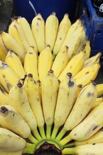 La banana matura è deliziosa nel mercato — Foto Stock