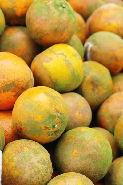 Спелые апельсины вкусны на рынке — стоковое фото