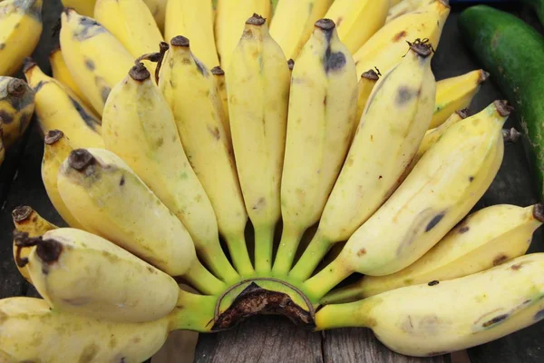 Plátano maduro es delicioso en el mercado —  Fotos de Stock