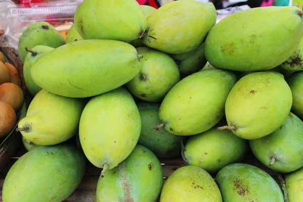 Плоды манго очень вкусны в уличной еде — стоковое фото
