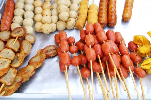 Albóndigas fritas y salchichas en la comida callejera — Foto de Stock