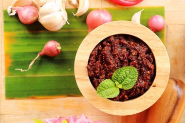 Chili Yapıştır acılı baharatlarla lezzetlidir