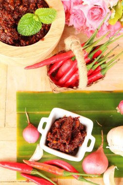 Chili Yapıştır acılı baharatlarla lezzetlidir
